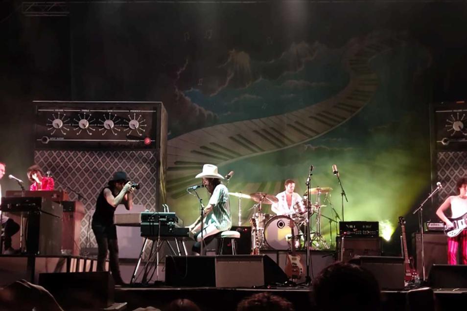 Un momento del concerto di Lucio Corsi